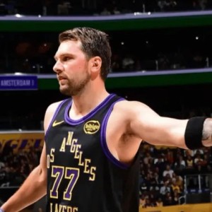 足球赛事-胜骑士发布会！雷迪克爆赞东詹，解析三月15胜2负，展望下场雷霆|詹姆斯|俄克拉荷马雷霆队|克利夫兰骑士队|JJ-雷迪克|卢卡-东契奇_新浪体育_新浪新闻
